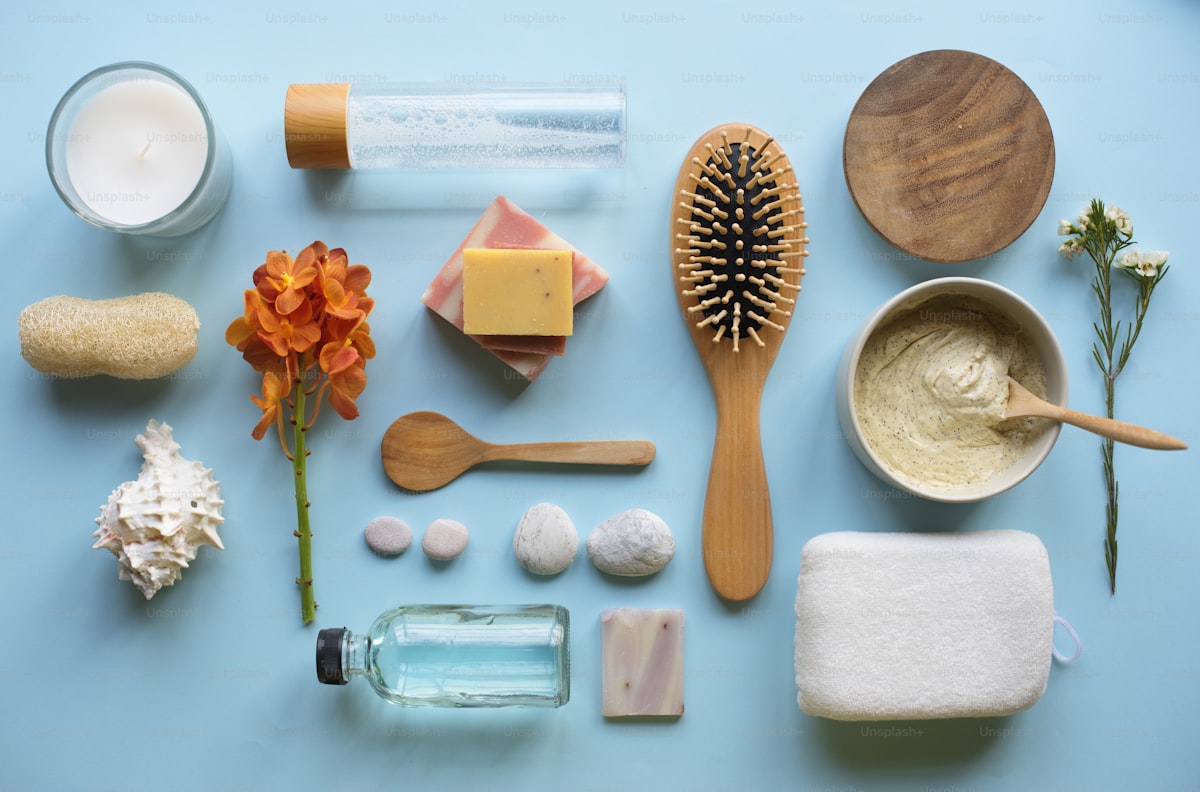Productos de cuidado natural sobre una superficie clara